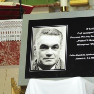 Poświęcenie tablicy upamiętniającej postać prezesa IPN, profesora Janusza Kurtyki.